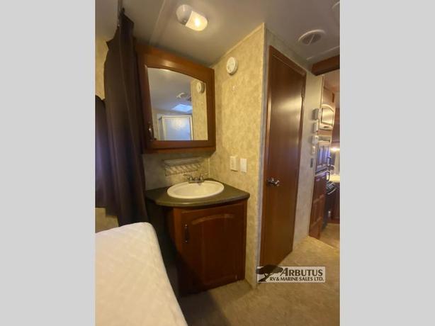 Used 2011 Keystone RV Cougar X-Lite 244RLS image 7