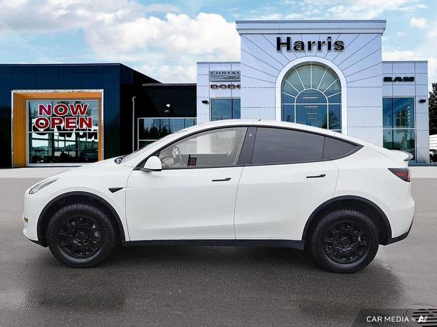 2022 Tesla Model Y Long Range AWD | Blind Spot Monitor | Panoramic Sunroof! image 3