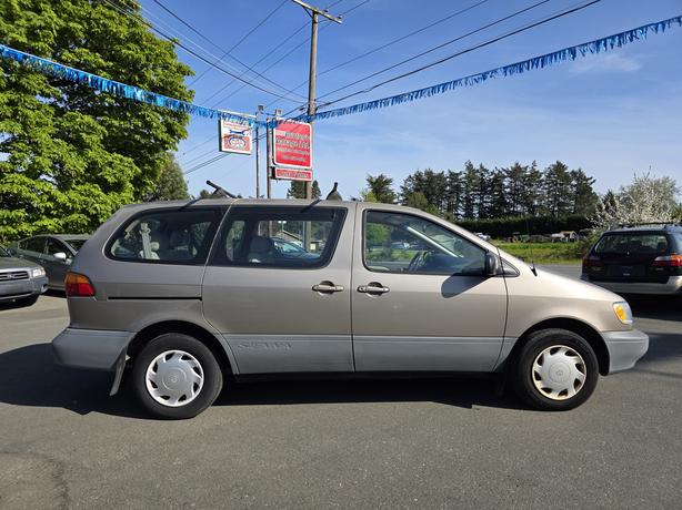 1998 Toyota Sienna image 8