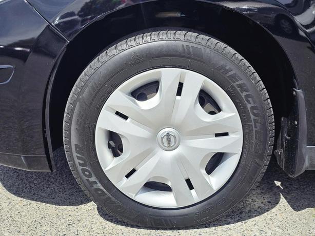 2012 Nissan Versa 5dr HB I4 Auto 1.8 S image 5