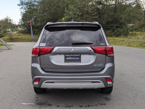 2019 Mitsubishi Outlander PHEV Hybrid - Heated Seats, Sunroof, 4x4 image 7