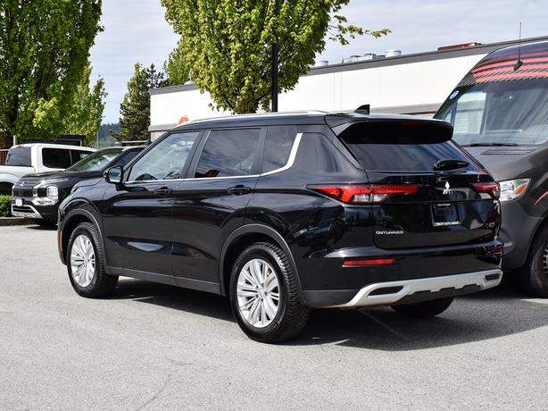 2022 Mitsubishi Outlander SE - Heated Seats, Sunroof, Power Liftgate image 3