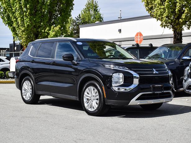 2022 Mitsubishi Outlander SE - Heated Seats, Sunroof, Power Liftgate image 6