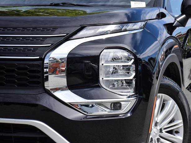 2022 Mitsubishi Outlander SE - Heated Seats, Sunroof, Power Liftgate image 8