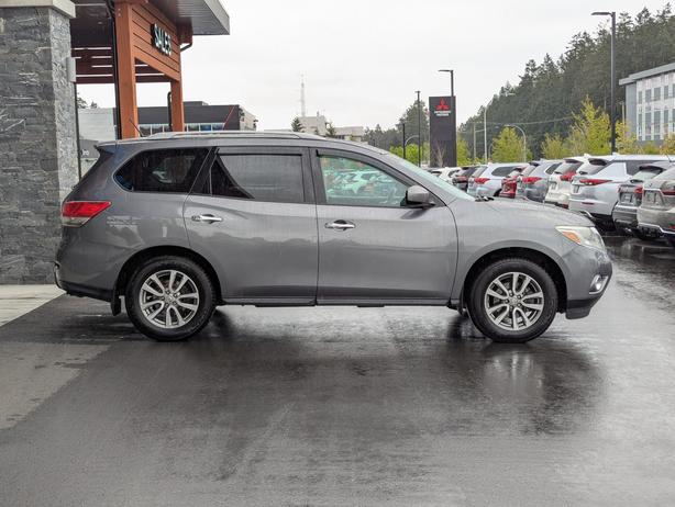 2015 Nissan Pathfinder S - 4x4, Heated Seats, 7 Passenger image 5