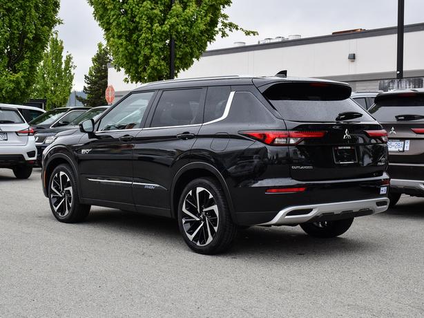 2023 Mitsubishi Outlander PHEV SEL - No Accidents, One Owner, Leather image 3