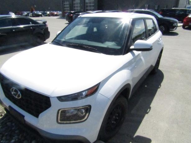 2023 Hyundai Venue Essential APPLE CAR PLAY! BACKUP CAMERA! FORWARD COLLISION! image 2