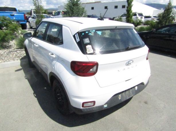 2023 Hyundai Venue Essential APPLE CAR PLAY! BACKUP CAMERA! FORWARD COLLISION! image 3