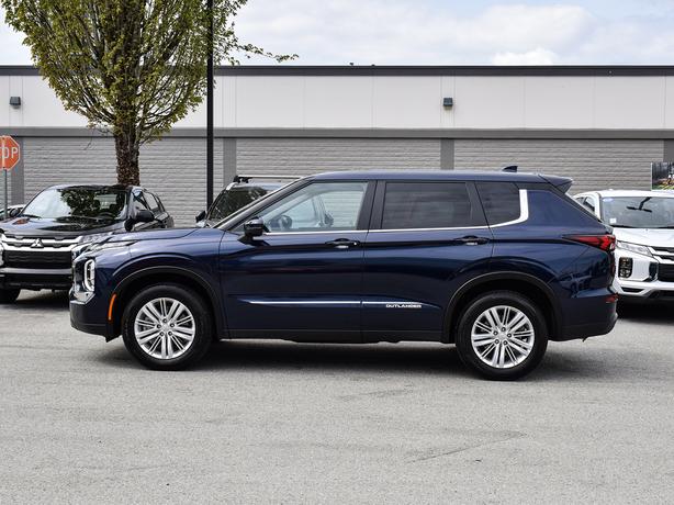 2024 Mitsubishi Outlander ES - No Accidents, One Owner, Heated Seats image 2