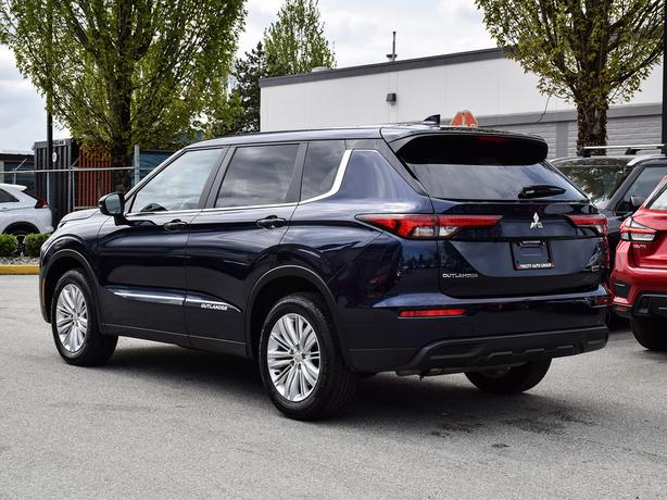 2024 Mitsubishi Outlander ES - No Accidents, One Owner, Heated Seats image 3