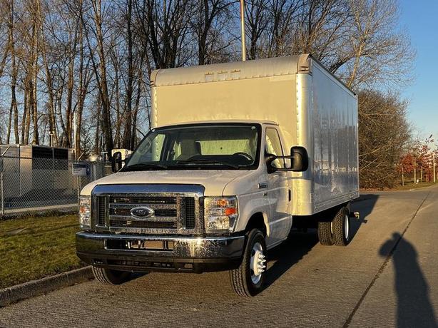 2017 Ford Econoline E-450 16 Foot Cube Van image 4