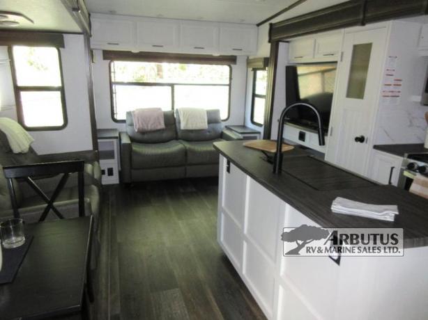 Used 2022 Dutchmen RV Atlas 3172RLKB image 6