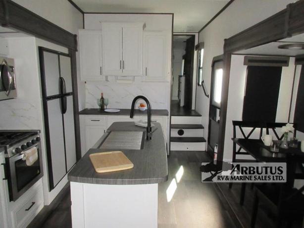 Used 2022 Dutchmen RV Atlas 3172RLKB image 7