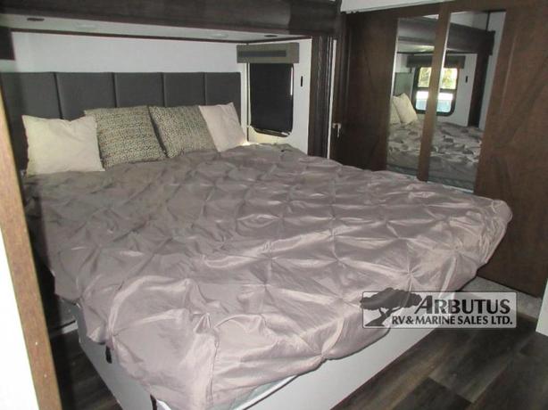 Used 2022 Dutchmen RV Atlas 3172RLKB image 8