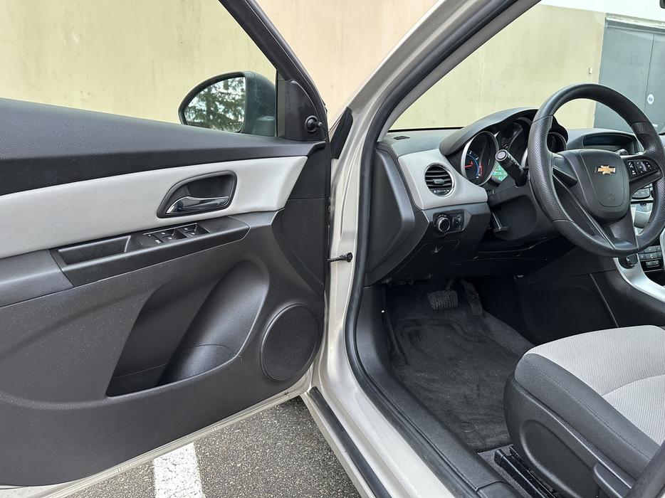 2012 Chevrolet Cruze display photo