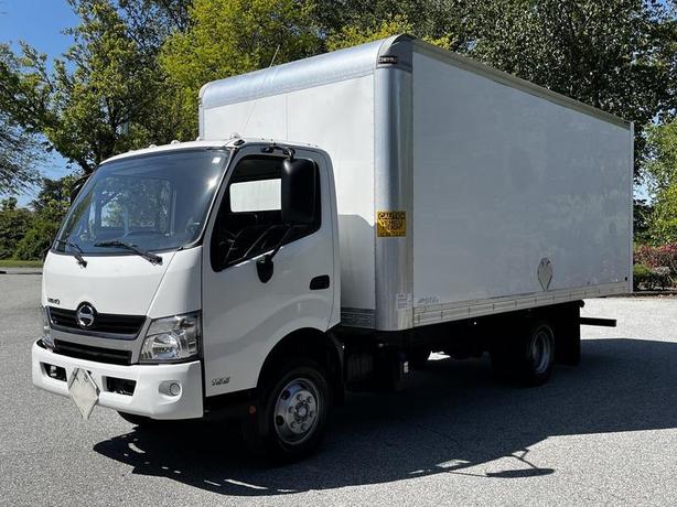 2020 Hino 155 18 Foot Cube Van with Aluminum Ramp image 4