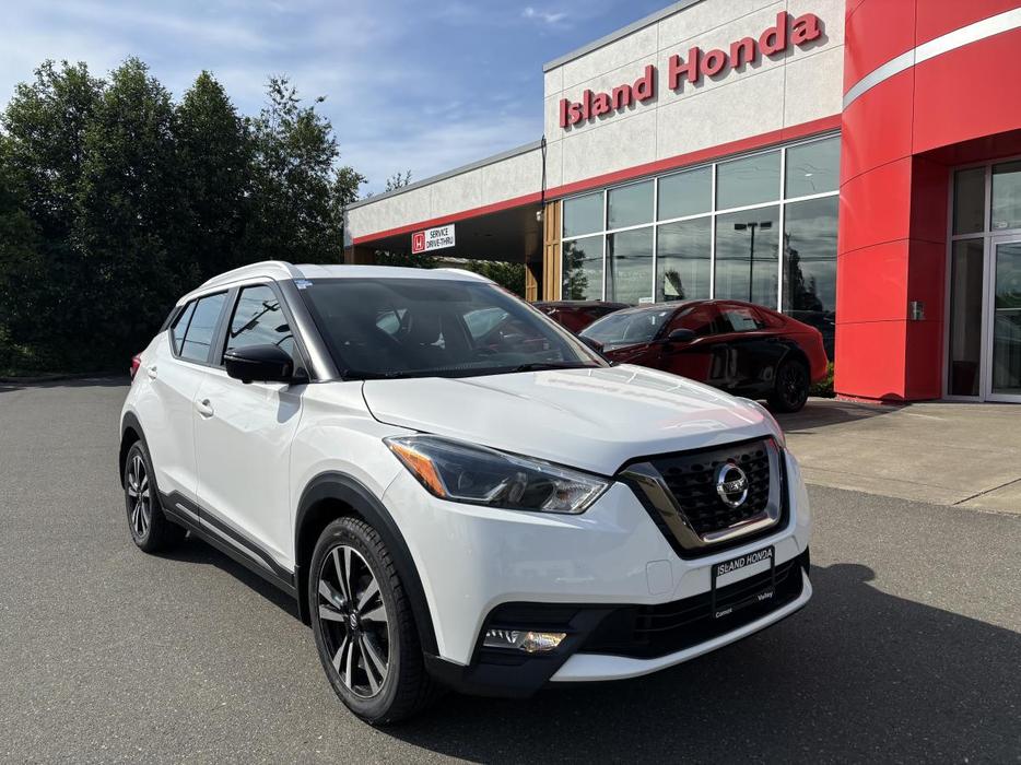 2019 Nissan Kicks SR display photo