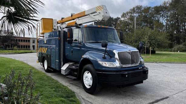 2009 International 4300 Service Truck With Bucket Hydraulic Brake Diesel image 1