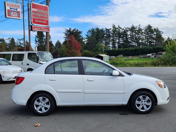 2010 KIA Rio image 8