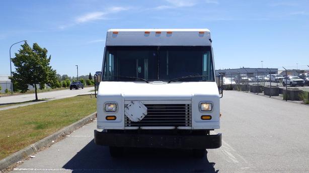 2006 Ford Econoline E-450 Cargo Step Van With Shelving image 3