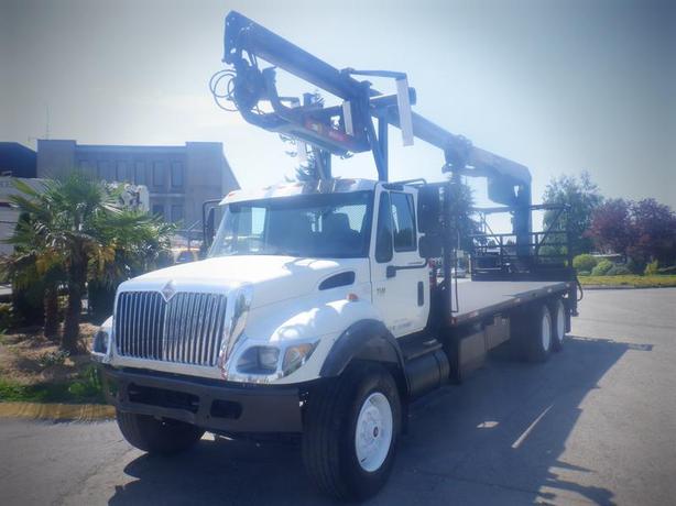 2006 International 7500 Flat Deck 25 foot With Crane Air Brakes 3 Seater Diesel  image 2