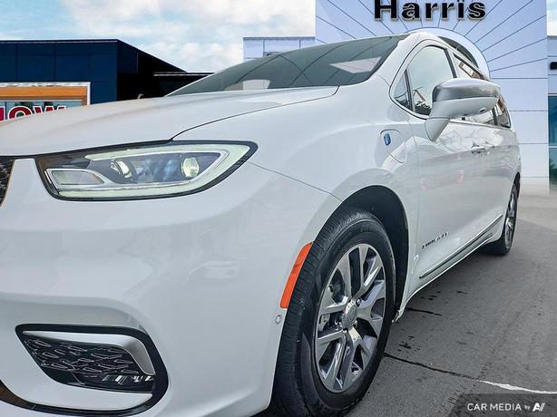 2024 Chrysler Pacifica Hybrid Pinnacle 2WD |  Panoramic Roof | Back-Up Camera! d image 8