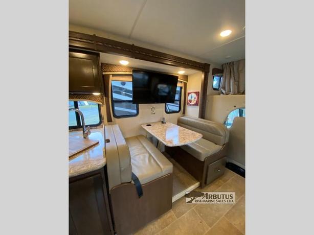 Used 2018 Thor Motor Coach Chateau 28Z image 6