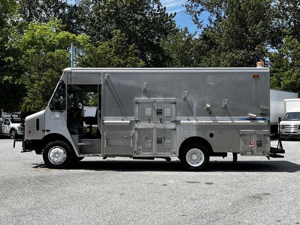 2008 Morgan Olson Workhorse W62 16-Foot Mobile Service Workshop Step Van image 6