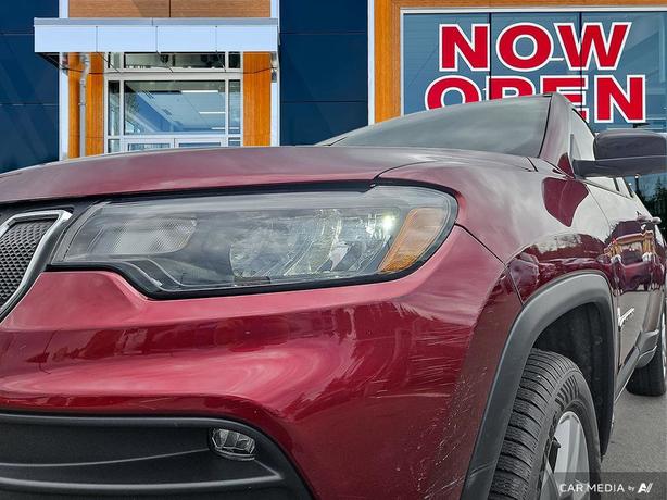 2022 Jeep Compass North 4x4 | GPS Navigation! image 8