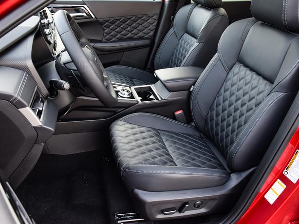 2025 Mitsubishi Outlander PHEV SEL - $10,000 Discount, Manager Demo! image 8