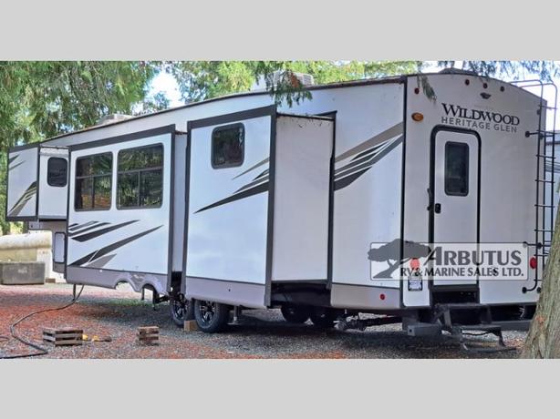 Used 2023 Forest River RV Wildwood Heritage Glen 356QB image 3