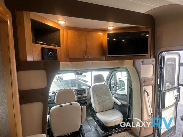 Used 2017 Tiffin Motorhomes Wayfarer 24TW image 6
