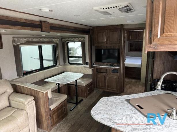 Used 2018 Keystone RV Cougar Half-Ton Series 28RLSWE image 4