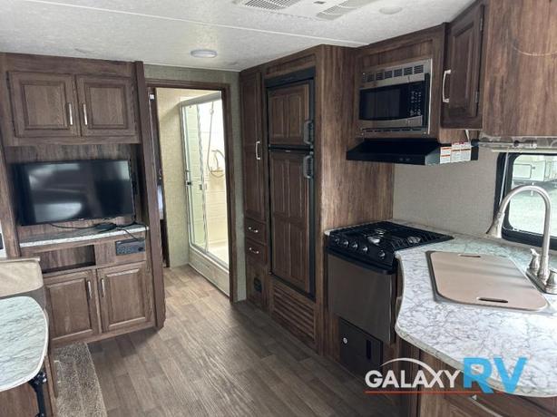 Used 2018 Keystone RV Cougar Half-Ton Series 28RLSWE image 6