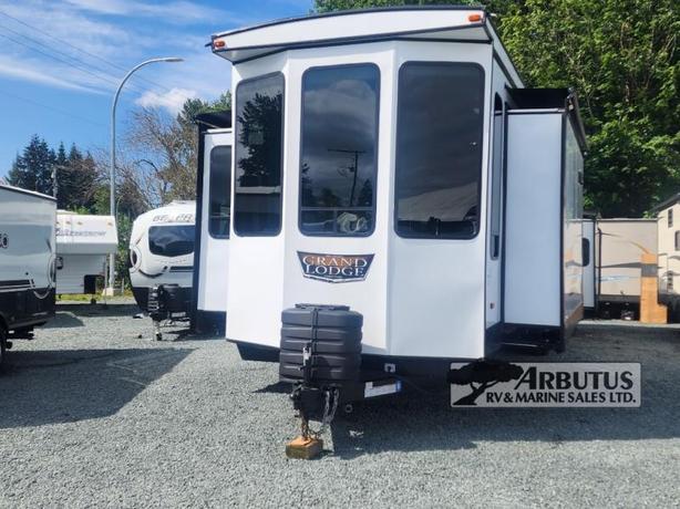 Used 2024 Forest River RV Wildwood Lodge 42FLDL image 3