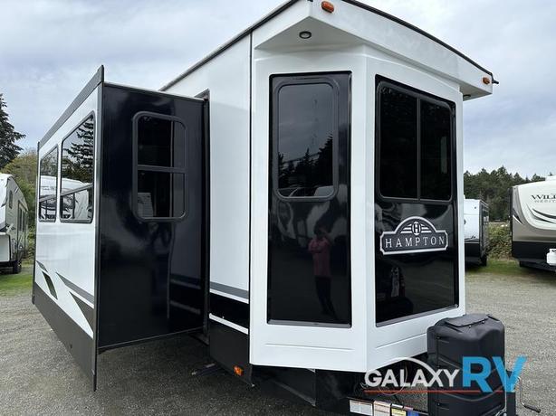 Used 2021 CrossRoads RV Hampton HP372FDB image 1
