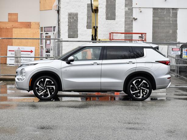 2025 Mitsubishi Outlander PHEV GT Premium - $10,000 Discount, Manager Demo! image 3