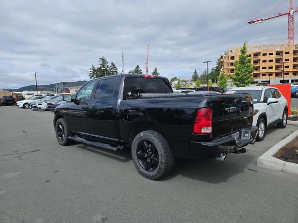 2021 RAM 1500 Classic Express 4x4 Crew Cab 5'7 Box | One Owner | No Reported Acc image 4