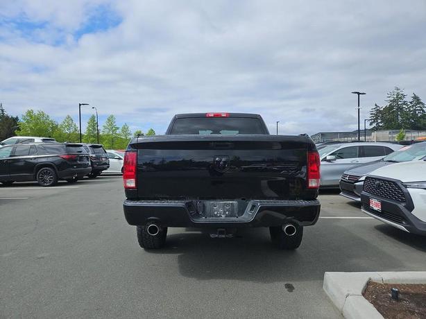 2021 RAM 1500 Classic Express 4x4 Crew Cab 5'7 Box | One Owner | No Reported Acc image 5