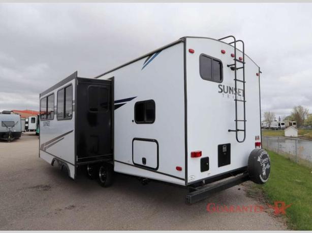 Used 2021 CrossRoads RV Sunset Trail SS272BH image 4