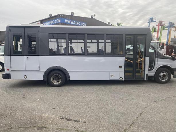 2017 Chevrolet Express G4500 21 Passenger Bus With Wheelchair Accessibility image 6