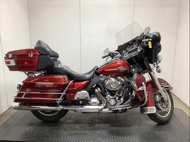 2010 Harley-Davidson Flhtcu Ultra Classic Electra Glide Motorcycle image 1