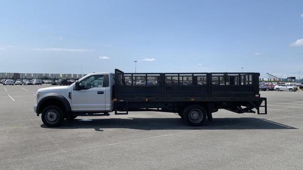 2019 Ford F-550 2WD 17 Foot Flat Deck Truck w/ Power Tailgate image 4