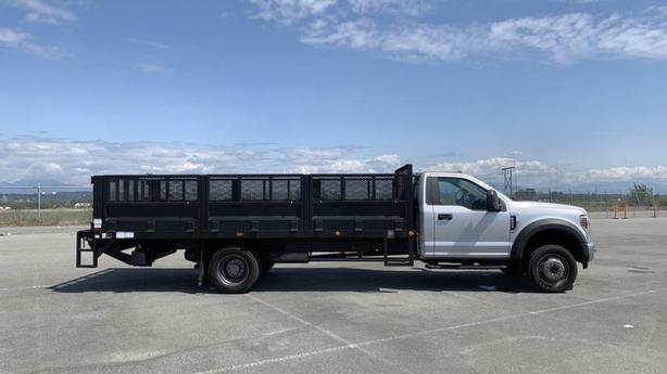 2019 Ford F-550 2WD 17 Foot Flat Deck Truck w/ Power Tailgate image 8