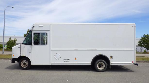 2011 Ford Econoline E-450 Cargo Step Van With Shelving image 6