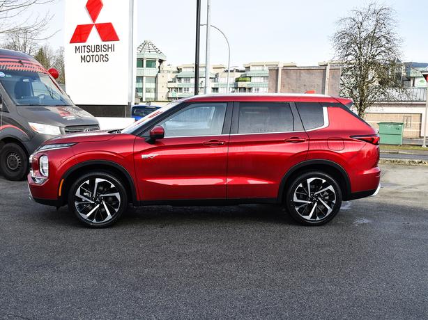 2025 Mitsubishi Outlander PHEV SEL - $10,000 Discount, Manager Demo! image 2