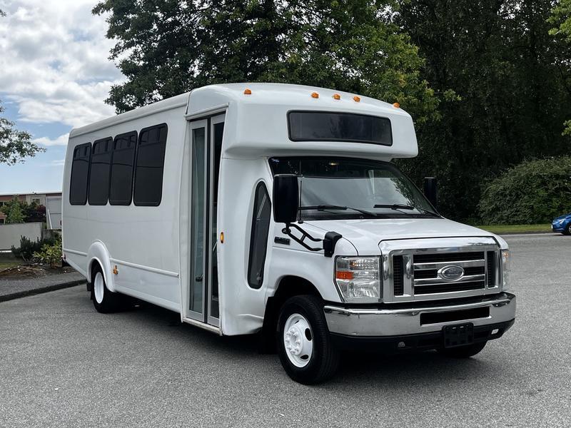 2013 Ford Econoline E-450 23-Passenger Bus display photo