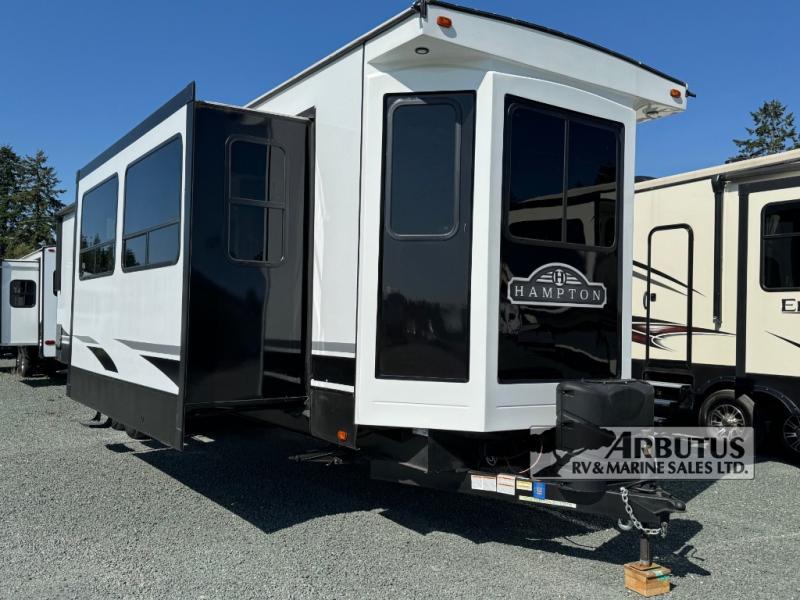 Used 2021 CrossRoads RV Hampton HP372FDB display photo