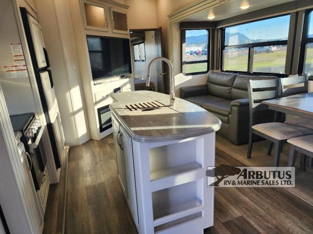 Used 2022 Keystone RV Cougar 364BHL image 6