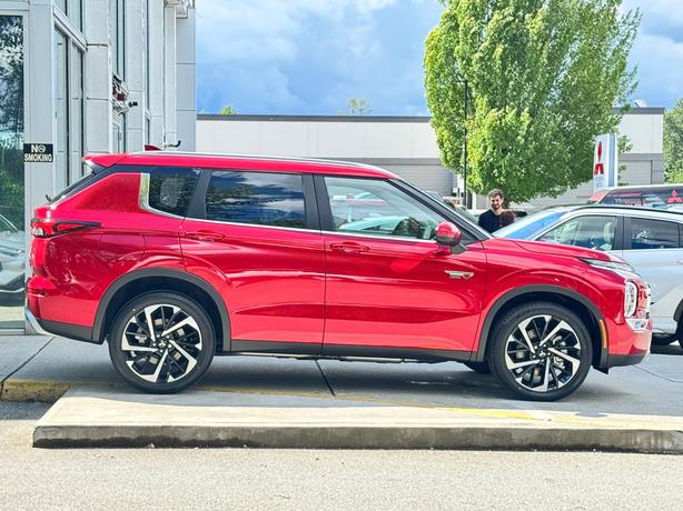 2025 Mitsubishi Outlander PHEV SEL - $5,000 Discount, Manager Demo! image 4